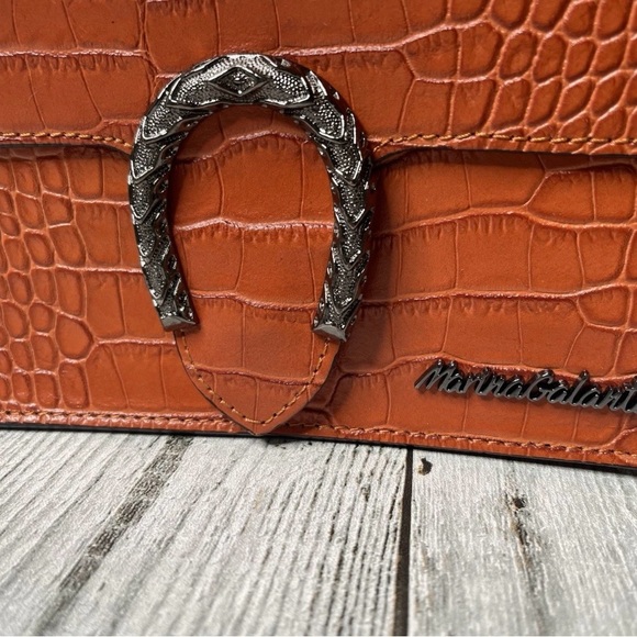 Elegant Brown Croc-Embossed Crossbody Bag - Picture 2 of 8